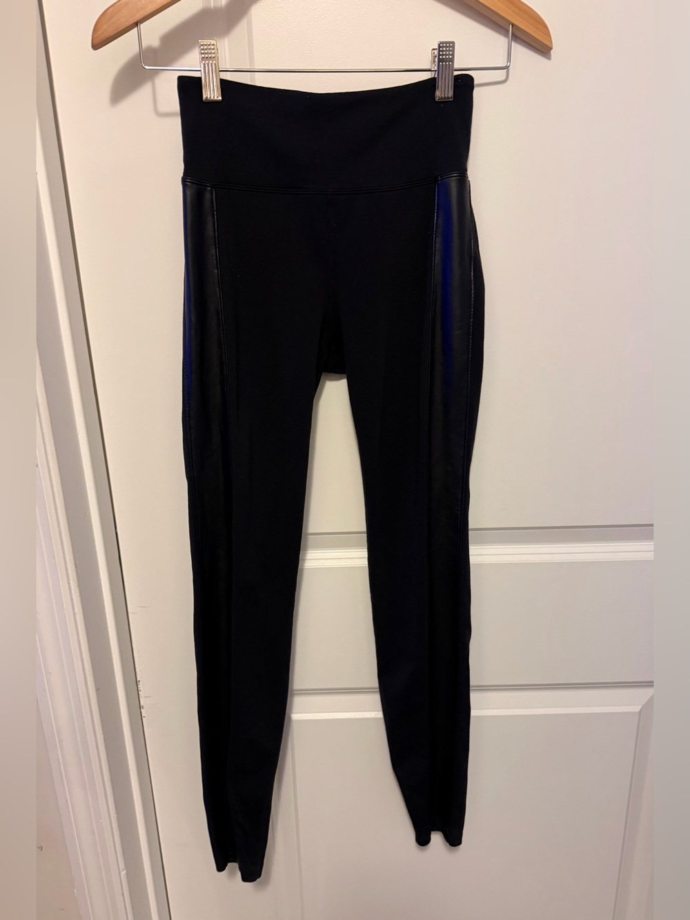 Athleta Faux Leather Side Stripe Tux Metro High Rise Leggings. XS. Back pockets